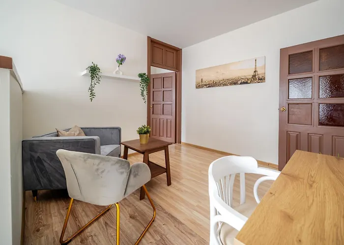 Cosy 2 Bed Flat In Naujamiestis *